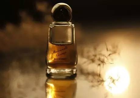 what??？“香”艷的美女成了辦公室污染源，甲醛治理非常必要！