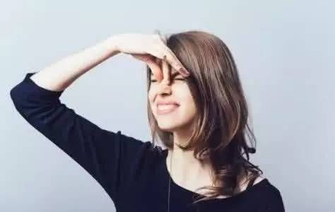 what?。俊跋恪逼G的美女成了辦公室污染源，甲醛治理非常必要！