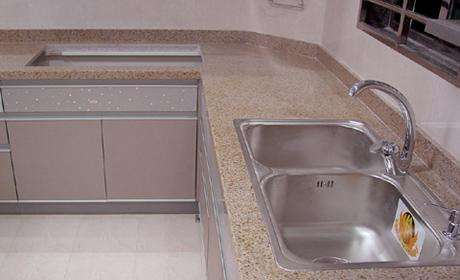 廚房“危機(jī)四伏”，居然是因?yàn)榧兹┏瑯?biāo)