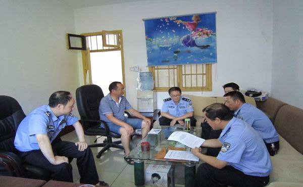 廚房水管破裂傳出刺鼻性氣味，原以為是鄰居家甲醛超標(biāo)，沒(méi)想到是“絕命毒師”