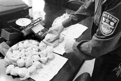 廚房水管破裂傳出刺鼻性氣味，原以為是鄰居家甲醛超標(biāo)，沒(méi)想到是“絕命毒師”