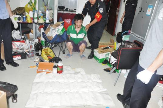 廚房水管破裂傳出刺鼻性氣味，原以為是鄰居家甲醛超標(biāo)，沒(méi)想到是“絕命毒師”