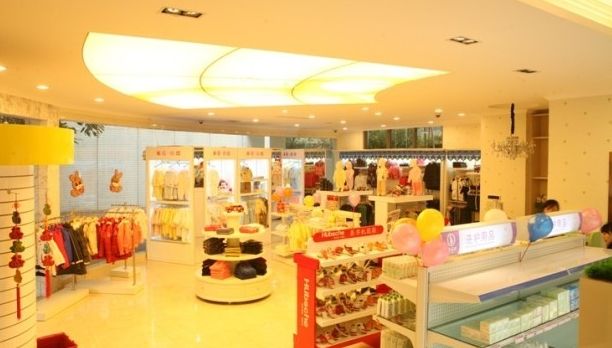 剛開業(yè)四個(gè)月的小店關(guān)門歇業(yè)，原因有兩點(diǎn)：一是甲醛超標(biāo)了5倍多，二是老板娘因此流產(chǎn)了……