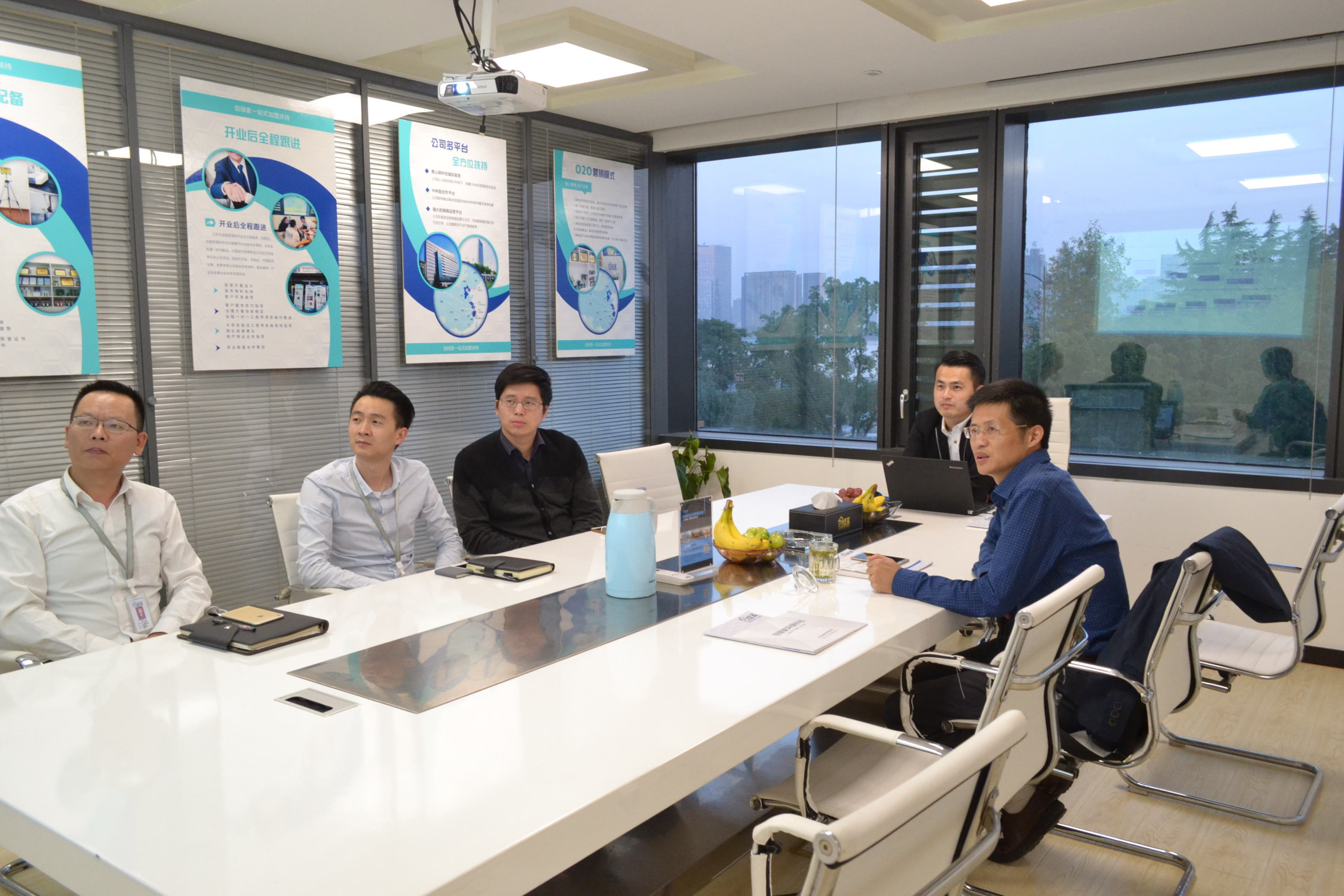 熱烈歡迎杭州上城區(qū)科技局領(lǐng)導(dǎo)蒞臨創(chuàng)綠家指導(dǎo)！