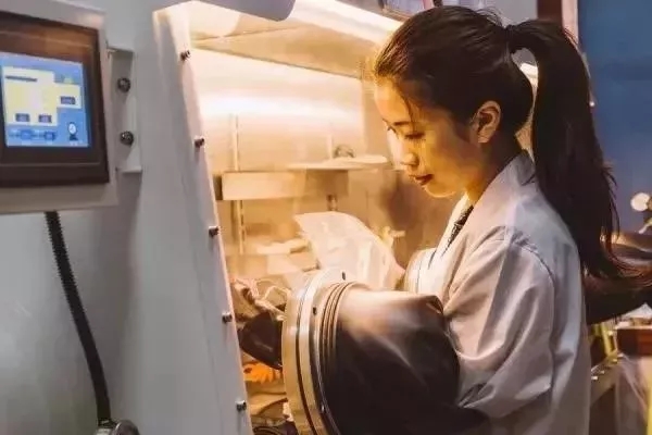 青春是用來(lái)奮斗的，除甲醛的青春最美麗！