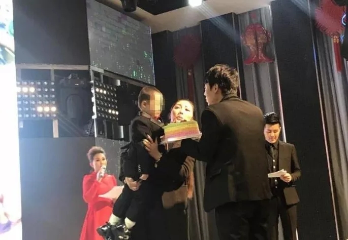 4歲男孩和媽媽辦“婚禮”，真相令人淚崩！