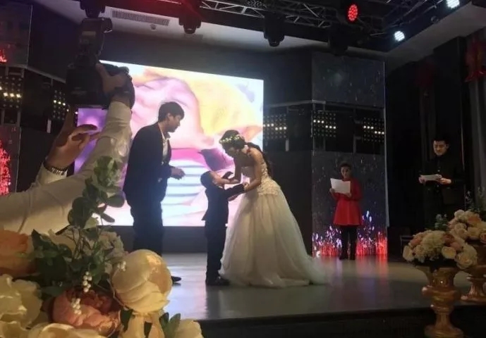 4歲男孩和媽媽辦“婚禮”，真相令人淚崩！