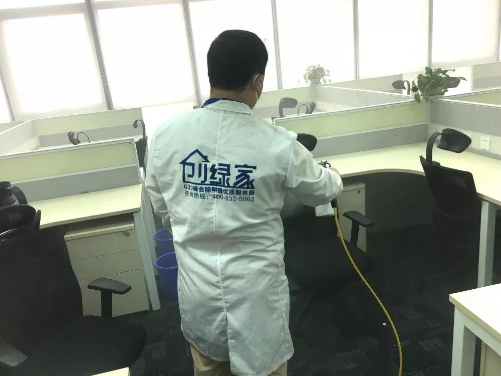 完美日記是一個(gè)國(guó)產(chǎn)大眾美妝品牌，價(jià)格良心堪稱國(guó)貨之光，也深受年輕人喜愛(ài)。