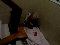 為了幫兒子收快遞，南京老夫妻被迫睡樓道