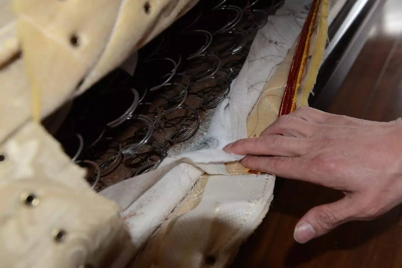 南京美女睡了10年的床墊，掀開(kāi)后把全家人都嚇傻了……