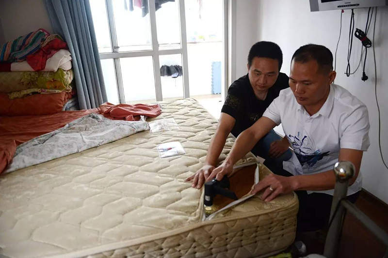 南京美女睡了10年的床墊，掀開(kāi)后把全家人都嚇傻了……