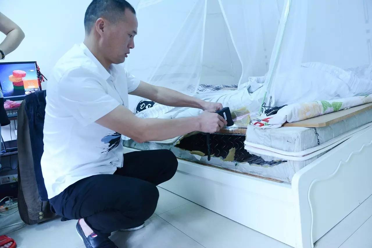 南京美女睡了10年的床墊，掀開(kāi)后把全家人都嚇傻了……