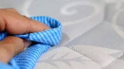 南京美女睡了10年的床墊，掀開(kāi)后把全家人都嚇傻了……