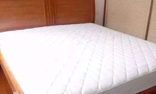 南京美女睡了10年的床墊，掀開(kāi)后把全家人都嚇傻了……