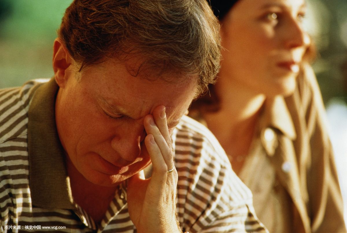 前段時(shí)間，王先生家中房子裝修。入住沒多久王先生就感覺自己身體出現(xiàn)了一些異樣，時(shí)常感到胸悶氣短、呼吸不暢，嚴(yán)重的時(shí)候還會出現(xiàn)短時(shí)間的暈眩。王先生以為是自己的身體出現(xiàn)了什么狀況便跑到家附近的診所詢問。醫(yī)生一看便問王先生家中最近是否裝修，王先生感覺很詫異。醫(yī)生說這樣的癥狀是典型的甲醛中毒。王先生就咨詢了除甲醛公司如何清除新房裝修后殘留的甲醛？