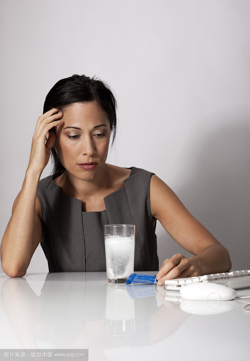  新房裝修后裝修污染？入住之前需要除甲醛嗎？這是大家在入住前***的疑問。甲醛對身體是有害是眾所周知的，那么，甲醛對人體的危害是什么? 除甲醛公司專家總結(jié)了五種常見的甲醛引起的癥狀，如果出現(xiàn)這些癥狀，那么您就需要注意啦?。?！ 一、胸悶氣短： 一些業(yè)主在搬進新家后常常感覺到胸悶氣短、呼吸不暢，但去醫(yī)院檢查又沒有發(fā)現(xiàn)任何心肺問題，這種情況很有可能是甲醛中毒引起的。胸悶是甲醛中毒常見癥狀之一，一般在輕度或中度中毒時出現(xiàn)。所以，如果時常在家中感到胸悶，首先應(yīng)去醫(yī)院排除心臟問題，然后再確定是否是甲醛超標(biāo)造成的。 二、呼吸系統(tǒng)刺激： 回家開門的一瞬間，家的溫馨氣息就會撲面而來，但新家不是這樣，新業(yè)主每次回家聞到的***縷空氣往往伴隨刺鼻的化學(xué)品氣味，怎么會感受到溫馨呢？這種裝修特有的刺鼻氣體的主要有害成分就是甲醛，多數(shù)家庭可在通風(fēng)一個月時間明顯減輕（注意減輕并不等于消除），但如果通風(fēng)一個月還沒有改觀，那就應(yīng)該考慮治理室內(nèi)空氣污染了。 三、眼睛不適、無故流淚： 當(dāng)人們切洋蔥的時，***感受到嗆的也是眼睛，然后是鼻子。眼睛是人體最敏感脆弱的器官之一，當(dāng)外界空氣中存在刺激性分子，眼睛往往是***感受到的。甲醛的一大危害就表現(xiàn)在對粘膜的刺激，甲醛屬于原漿毒物質(zhì)，能與蛋白質(zhì)結(jié)合，使眼睛感到刺激、干澀、不適，甚至流淚。 四、易生病，抵抗力下降： 我們生活的環(huán)境中，無處不存在著看不見的細菌病毒，因為身體擁有強大的免疫力才使我們免受這些病菌的感染。但長期生活在甲醛超標(biāo)的環(huán)境會使免疫系統(tǒng)遭受破壞，降低人體抵抗力，不能有效地防御外界病原微生物的侵入，從而導(dǎo)致疾病發(fā)生。家人入住新居后經(jīng)常感冒，尤其是老人兒童，感冒后一個星期也不見好轉(zhuǎn)，這都可能是甲醛超標(biāo)引起的。 五、頭暈、乏力、嗜睡： 甲醛可影響人的造血系統(tǒng)，輕則引發(fā)貧血，嚴(yán)重的甚至可能導(dǎo)致白血病。有調(diào)查指出，醫(yī)院血液科病房中三成以上白血病患者的家庭在兩年內(nèi)進行過裝修。而兒童因裝修患病的幾率更高，占患病兒童的半數(shù)以上。當(dāng)人體血液供應(yīng)不足時，就會經(jīng)常感到疲憊，走路都沒有力氣。因此，入住新居后有頭暈、乏力、嗜睡的癥狀，應(yīng)及時去醫(yī)院檢查血常規(guī)。 如果您或者家人已經(jīng)出現(xiàn)了以上的兩種或兩種以上就要做全面的室內(nèi)空氣治理了哦！