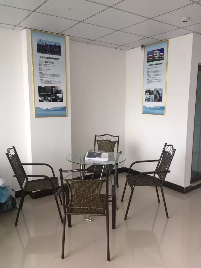 歷經(jīng)近兩個(gè)月的店面籌備工作，創(chuàng)綠家空氣治理惠州服務(wù)中心正式落成，室內(nèi)裝修污染危害社會(huì)，室內(nèi)空氣治理迫在眉睫。創(chuàng)綠家惠州服務(wù)中心將竭誠(chéng)為您服務(wù)！ 溫總、朱總與公司合照 創(chuàng)綠家空氣治理惠州服務(wù)中心門面 店內(nèi)展示： 祝溫總、朱總開業(yè)生意興隆、財(cái)源廣進(jìn)！